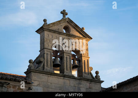 Glockenturm des Klosters St. Peter in Caceres (UNESCIO Weltkulturerbe), Spanien, im Abendlicht Stockfoto