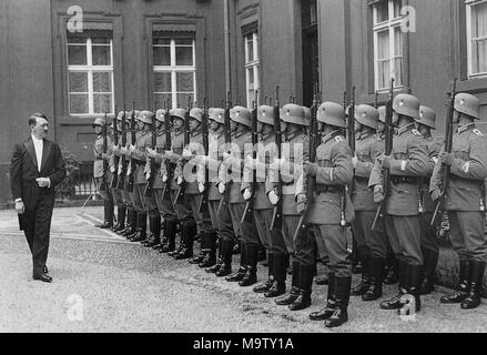 ADOLF HITLER (1889-1945) als deutscher Bundeskanzler die Inspektion einer Ehrenwache im Jahr 1935 Stockfoto