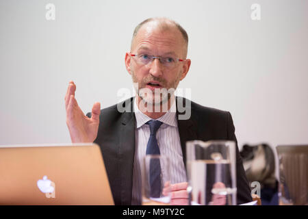 Nick Armstrong, junior Rat für zwei Opfer des schwarzen Kappe Vergewaltiger John worboys spricht auf einer Pressekonferenz in London heute Morgen in Bezug auf die Richter die Gewährung einer Beschwerde gegen die Freisetzung von John worboys. Stockfoto