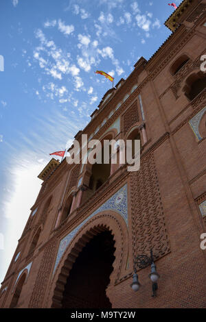 Fassade des Madrider Stierkampfarena Las Ventas von extremen Winkel zeigt spanische Flagge genommen Stockfoto