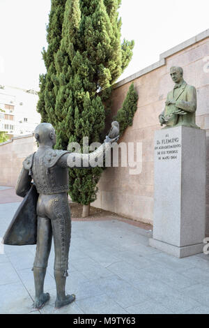 Skulptur eines Matador Respekt zu Alexander Fleming für seine Entdeckung des Penicillins und die Auswirkungen auf das Überleben hatte für Stierkämpfer Stockfoto