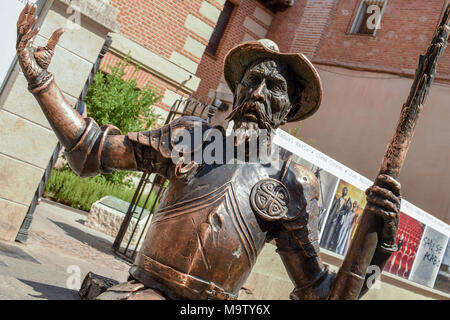 Statue von Don Quijote vor dem Haus Museum von Miguel de Cervantes in Alcala de Henares, Madrid, Spanien Stockfoto