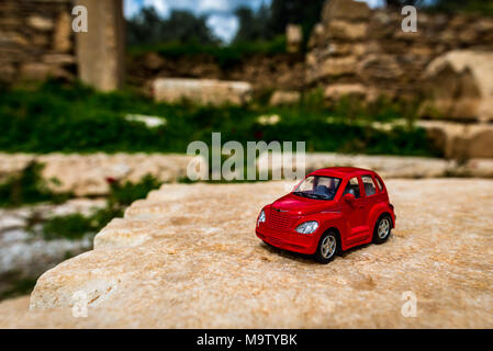 Spielzeug/Modell Auto auf Stein Oberfläche Stockfoto