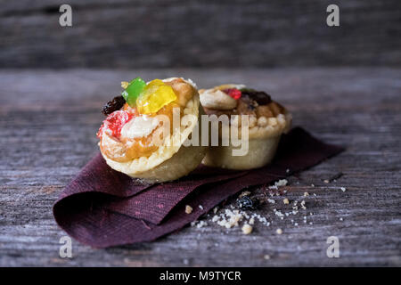 Hausgemachter Obstkuchen auf Holz Hintergrund Stockfoto