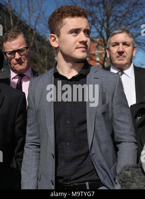 Irland und Ulster rugby spieler Paddy Jackson verlassen Belfast Crown Court, nachdem er für nicht schuldig erklärt der Vergewaltigung einer Frau an einem Anwesen in South Belfast im Juni 2016 war. Stockfoto