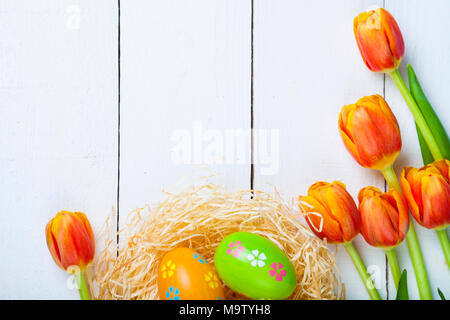 Ostern noch Leben mit Ostereier im Nest und Tulpen. Ostern Grußkarte. Stockfoto