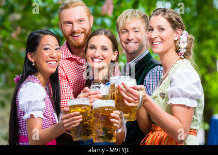 Freunde Spaß im Biergarten beim Anstoßen Stockfoto