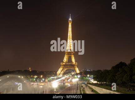 PARIS, Frankreich, 11. SEPTEMBER 2014: Eiffelturm hell beleuchtet bei Nacht im September in Paris. Der Eiffelturm ist die meistbesuchte Sehenswürdigkeit o Stockfoto