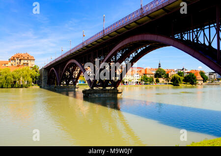 Maribor, Slowenien. Stari Most (Alte Brücke) oder glavni Die meisten (Brücke) oder staatliche Brücke (Državni die meisten), die über die Drau, Blick nach Norden Stockfoto