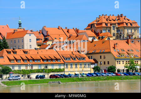 Maribor, Steiermark, Slowenien. Blick auf die Stadt (einschließlich der alten Rebe) aus über den Fluss Stockfoto