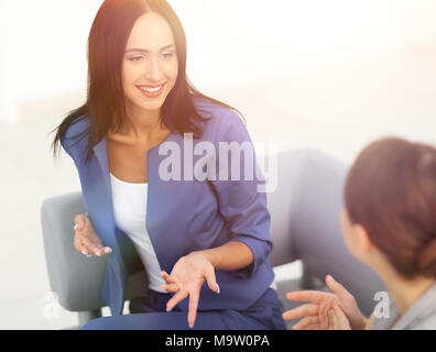 Attraktive Frauen treffen im Büro während einer Pause und Stockfoto