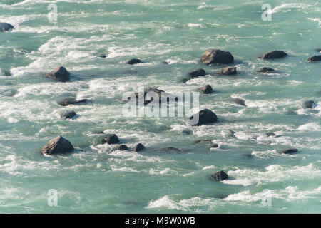 Steine in den Ganges. Die starke Strömung eines mountain river Stockfoto