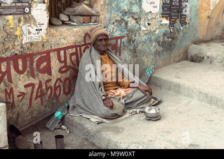 10. Januar 2018. Rishikesh Indien. Eine alte indische Bettler wartet auf Almosen auf einer Straße Stockfoto