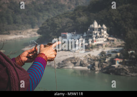 Die Zeremonie des Heiligen pueda vor der Ganges auf dem Hintergrund der Tempel an der Küste von Rishikesh Indien. Das Morgengebet. Hinduismus Stockfoto