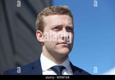 Irland und Ulster Rugby player Stuart Olding verlassen Belfast Crown Court, nachdem er gefunden wurde nicht schuldig der Vergewaltigung einer Frau an einem Anwesen in South Belfast im Juni 2016. Stockfoto