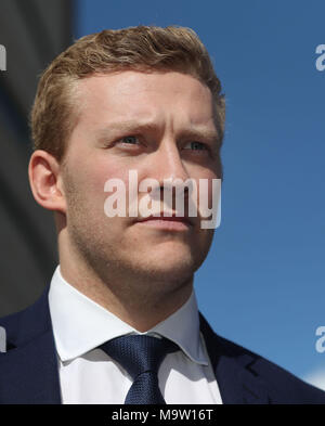 Irland und Ulster Rugby player Stuart Olding verlassen Belfast Crown Court, nachdem er gefunden wurde nicht schuldig der Vergewaltigung einer Frau an einem Anwesen in South Belfast im Juni 2016. Stockfoto