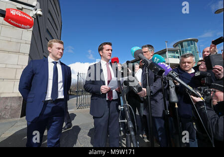 Irland und Ulster Rugby player Stuart Olding (links) und sein Anwalt Paul Dougan (Mitte) außerhalb Belfast Crown Court, nachdem er gefunden wurde nicht schuldig der Vergewaltigung einer Frau an einem Anwesen in South Belfast im Juni 2016. Stockfoto