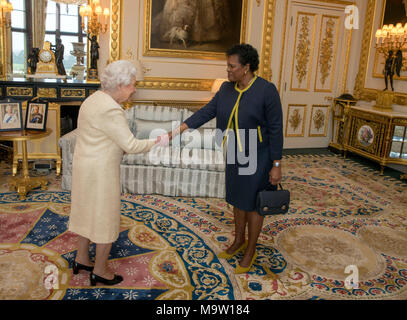 Königin Elizabeth II. empfängt Generalgouverneur von Barbados Dame Sandra Maurer bei einem Publikum im Schloss Windsor, Berkshire. Stockfoto