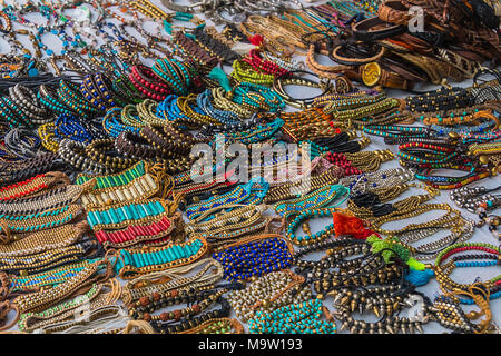 Bunte indische Armreifen. Armbänder in verschiedenen Farben und Formen für den Verkauf auf der Straße Zähler Stockfoto