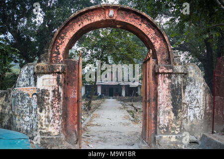 Ein altes Haus in Disrepair. zwei-stöckigen alten, verlassenen Herrenhaus. Das Haus einer armen Familie. Alte Tore auf dem Territorium eines verlassenen Hauses öffnen. Stockfoto