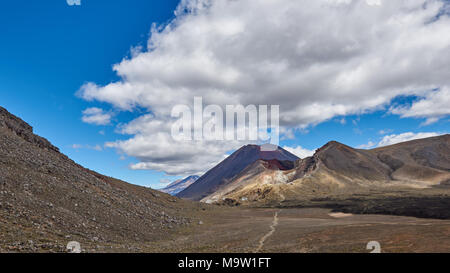 Blick entlang der Spur des Tongariro Alpine Crossing, Neuseeland Stockfoto