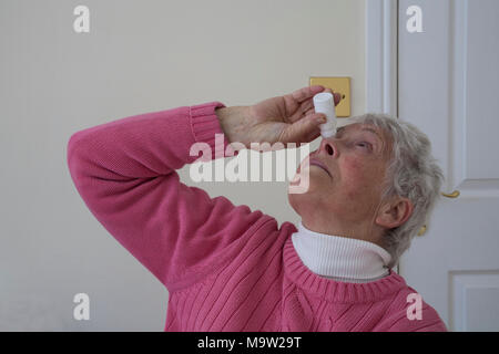 Ältere Frau, Augentropfen in trockene Augen, dass sie komfortabel Stockfoto