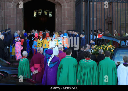 Kinder verkleidet als Diddymen beobachten die Trauerzuges verlassen die anglikanische Kathedrale von Liverpool nach der Trauerfeier von Sir Ken Dodd. Stockfoto