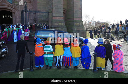 Kinder verkleidet als Diddymen beobachten die Trauerzuges verlassen die anglikanische Kathedrale von Liverpool nach der Trauerfeier von Sir Ken Dodd. Stockfoto