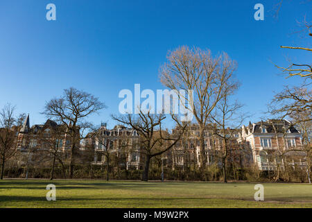 Herrenhäuser in der Umgebung des Amsterdam Vondelpark in den Niederlanden. Stockfoto