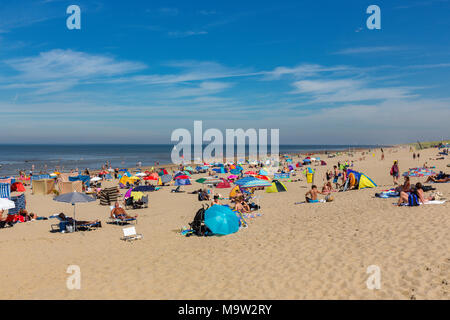 Sonnenbaden am Strand in Noordwijk Zuid Holland. Stockfoto