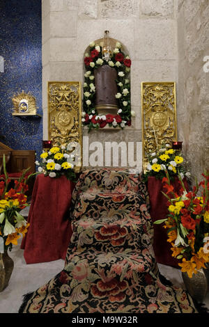 Blick auf das Relikt einer Säule in dem lateinischen Christen glauben, dass Jesus gegeißelt wurde ist mit Blumen während der Verehrung der Spalte der Geißelung Jesu innerhalb der Römisch-katholische Kapelle des Allerheiligsten oder die Kapelle der Erscheinung Jesu an seine Mutter am Heiligen Mittwoch der Karwoche, der Woche vor Ostern in der Kirche des Heiligen Grabes in der alten Stadt Jerusalem Israel Stockfoto