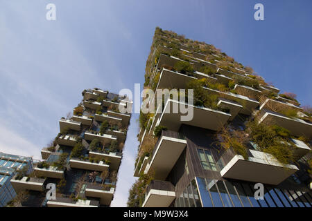 Ein schönes Weitwinkel Geschossen der Vertikalen Wald Palace, "Bosco Verticale" von unten, gegen ein strahlend blauer Himmel, Mailand, Italien Stockfoto