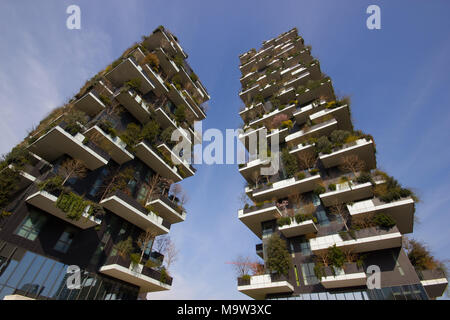 Ein schönes Weitwinkel Geschossen der Vertikalen Wald Palace, "Bosco Verticale" von unten, gegen ein strahlend blauer Himmel, Mailand, Italien Stockfoto