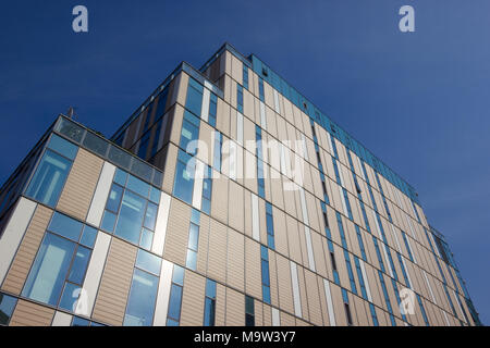 Die moderne Fassade des Google headquarter Büros in Mailand, Italien, gegen ein strahlend blauer Himmel Stockfoto