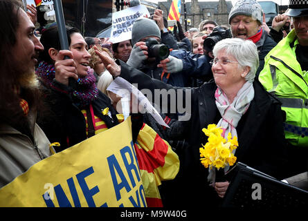 Ehemalige katalanische Bildungsminister Clara Ponsati, die Auslieferung nach Spanien, grüßt Unterstützer ausserhalb von Edinburgh Sheriff Court, nachdem Sie auf Kaution freigelassen wurde. Stockfoto