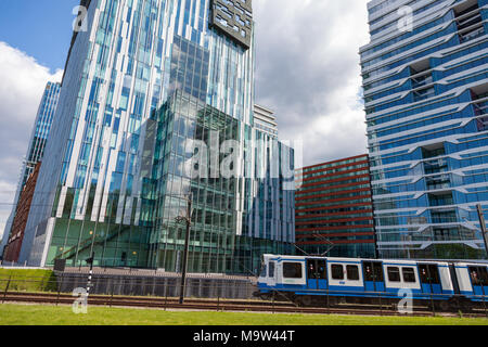 Straßenbahn in den Büros auf der Zuid - wie in Amsterdam. Stockfoto