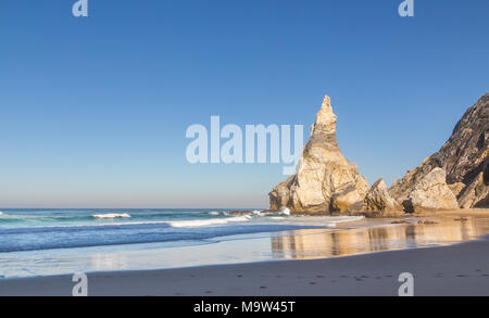 Praia da Ursa Strand mit Steinen in Portugal. Stockfoto