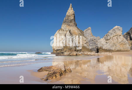 Praia da Ursa Strand mit Steinen in Portugal. Stockfoto