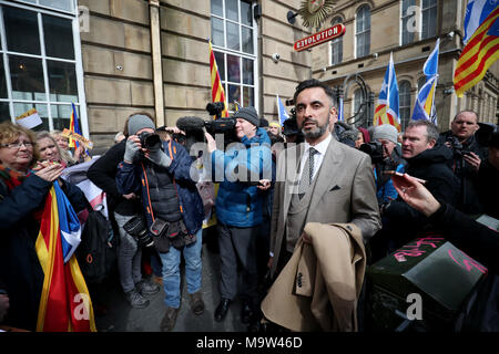 Rechtsanwalt Aamer Anwar ausserhalb von Edinburgh Sheriff Court vor eine Kaution Gehör für seine Kunden, ehemalige katalanische Bildungsminister Clara Ponsati, die Auslieferung nach Spanien. Stockfoto