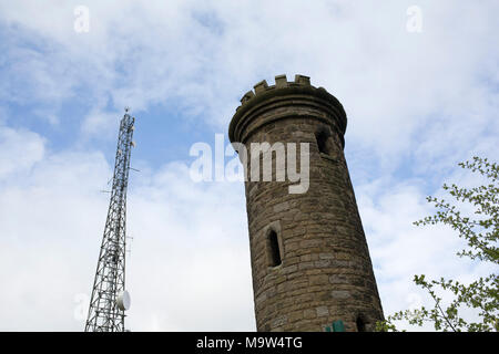 Sedgley Leuchtfeuer auf dem Weg von Dudley, Birmingham, England, Vereinigtes Königreich. Der Kalkstein von Dudley Sedgley ist eine Route durch vier Kalkstein Hügel: Castle Hill, Wren's Nest, Hurst Hill und Sedgley Beacon. Bergbau und Gewinnung von Steinen und Felsen vollzog sich über Jahrhunderte. Die Herkunft der Steine liegt über 400 Millionen Jahren im Silur, Schaffung eines Raums der geologische Bedeutung. Die Dudley, und viel von der Midlands, war zu diesem Zeitpunkt durch einen flachen, tropischen Meer bedeckt. Nach und nach die Schalen von Meerestieren auf der Kalk reichen Schlamm des Meeresbodens abgerechnet. In der Zeit dieses Stockfoto