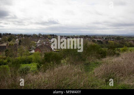 Kalkstein Weg von Dudley, Birmingham, England, Vereinigtes Königreich. Der Kalkstein von Dudley Sedgley ist eine Route durch vier Kalkstein Hügel: Castle Hill, Wren's Nest, Hurst Hill und Sedgley Beacon. Bergbau und Gewinnung von Steinen und Felsen vollzog sich über Jahrhunderte. Die Herkunft der Steine liegt über 400 Millionen Jahren im Silur, Schaffung eines Raums der geologische Bedeutung. Die Dudley, und viel von der Midlands, war zu diesem Zeitpunkt durch einen flachen, tropischen Meer bedeckt. Nach und nach die Schalen von Meerestieren auf der Kalk reichen Schlamm des Meeresbodens abgerechnet. In der Zeit dieser Schlamm wurde Kalkstein Stockfoto