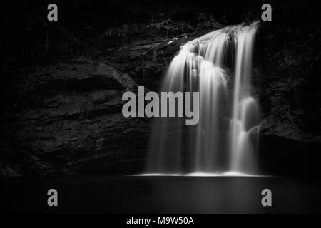 Fällt der falloch Wasserfall in Schottland Stockfoto