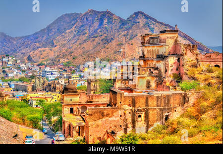 Antike Ruinen in der Nähe von Amer Fort in Jaipur. Rajasthan, Indien Stockfoto