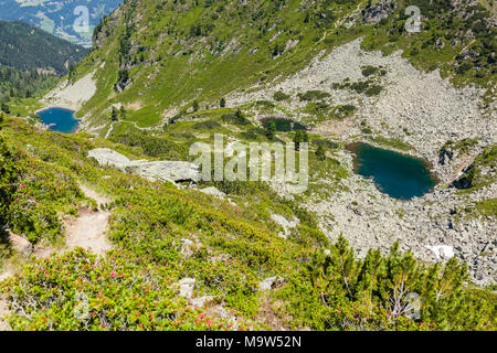 Luftaufnahme von Berg Rippetegg zu blauen Seen Obersee und Untersee Spiegelsee in den österreichischen Alpen Stockfoto