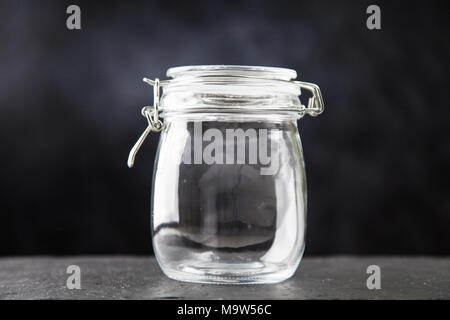 Glas Glas auf dunklem Hintergrund Stockfoto