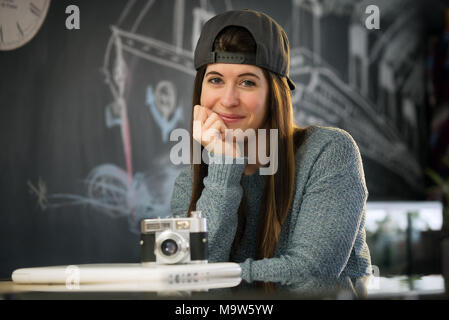 Repentigny, Kanada, 27, März, 2018. junge Frau an der Kamera lächelnd in Ihrer Küche. Credit Mario Beauregard/Alamy leben Nachrichten Stockfoto