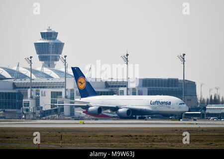 Lufthansa, Airbus A380-800, A380, 800, Flughafen, München, Roll-, In-, Out, Start, der Nehmen, Terminal 1, Terminal 2, Turm, Satellit, drücken zurück Lkw, MUC, Stockfoto