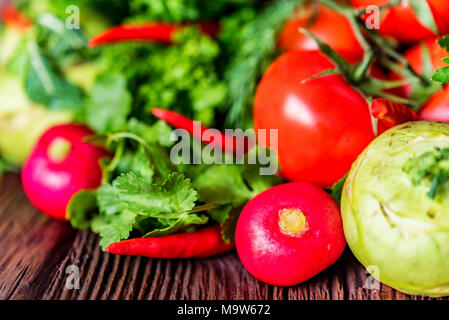 Frisches Gemüse und Kräutern auf hölzernen Tisch Stockfoto