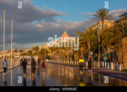 Jogger auf der Promenade des Anglais am frühen Morgen, Schöne Stockfoto