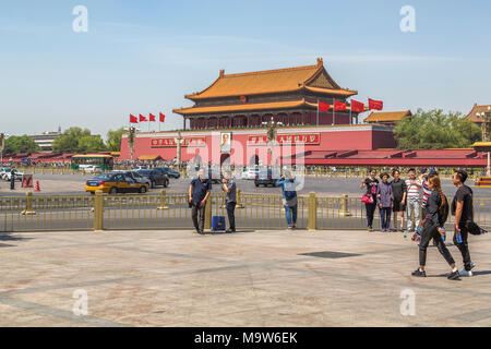Eine Familie posieren für ein Foto am Tor des Himmlischen Friedens, dem Tiananmen-Platz, Peking, China. Stockfoto
